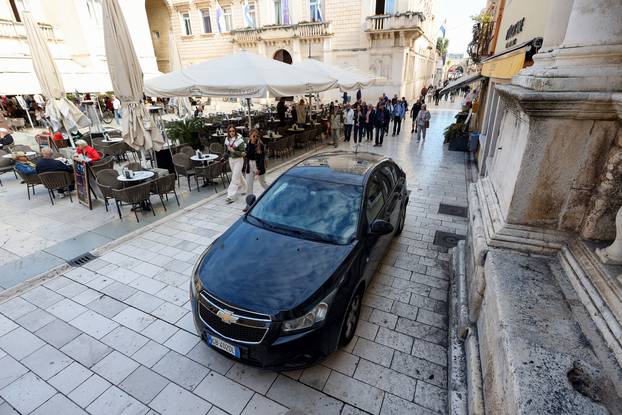 Zadar: Talijanski turisti parkirali automobil na glavni Trg