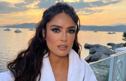 Salma Hayek objavila golišave fotografije iz mlađih dana: 'Ponekad je to najbolji pogled'