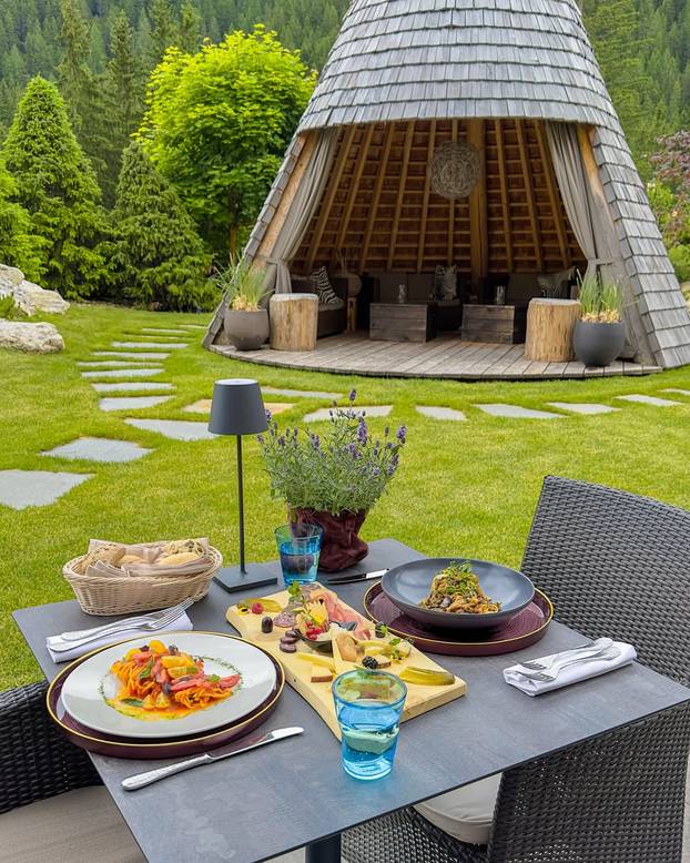 FOTO Ovo je najljepši bazen na Alpama: Topao je, proziran i ima pogled na Dolomite