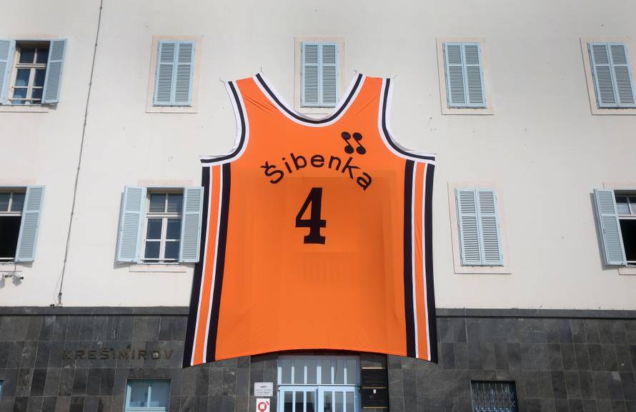 Povodom roÄendana DraÅ¾ena PetroviÄa na zgradu gradske uprave postaljen njegov veliki dres