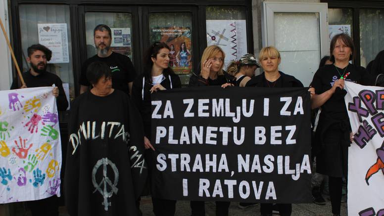 Žene u crnom Srbija: 'Ova vlast na čelu s Vučićem nema namjeru odstupiti. Spremna je na sve'