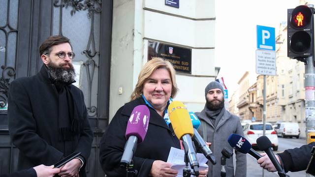 Zagreb: Udruga "U ime obitelji" održala konferenciju za novinare ispred Visokog upravnog suda