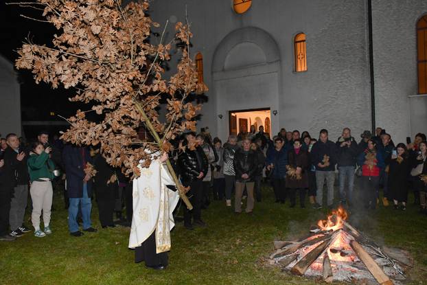 FOTO Pravoslavni vjernici diljem Hrvatske dočekuju Božić uz tradicionalno paljenje badnjaka