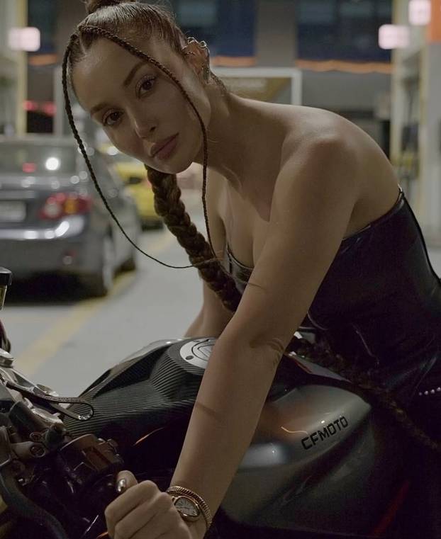 FOTO Prelijepa DJ-ica koja tvrdi da je bila liječnica obožava pokazivati tijelo u badiću