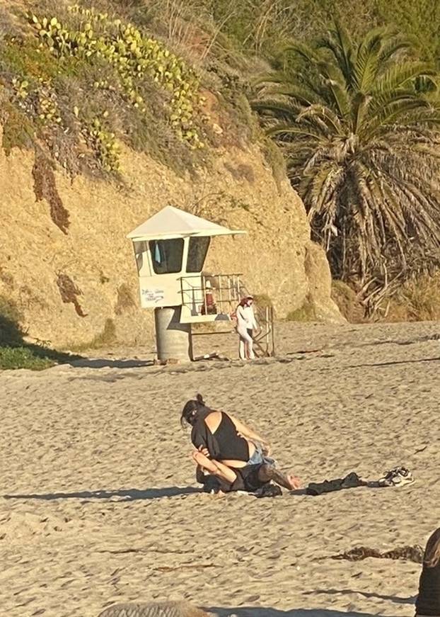 *PREMIUM-EXCLUSIVE* KOURTNEY K AND TRAVIS BARKERMAKE-OUT SESH AT PUBLIC BEACH!!!