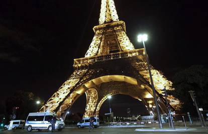 S Eiffela evakuirali tisuće ljudi zbog dojave o bombi