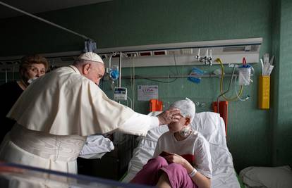 Papa Franjo posjetio ukrajinsku djecu izbjeglice u bolnici u Rimu