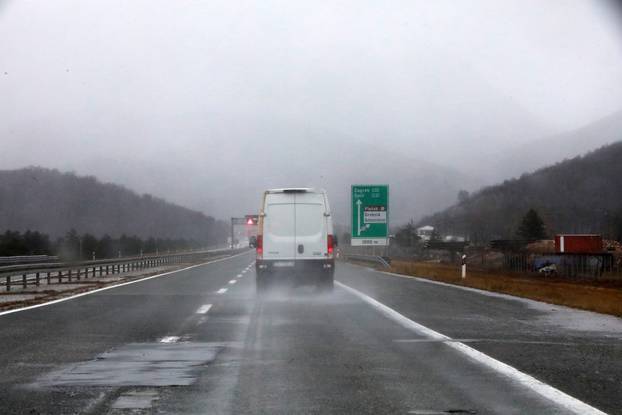 Delnice: Snijeg i jak vjetar otežavaju promet