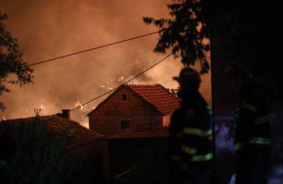 FOTO  Vatrogasci u paklu požara diljem Dalmacije: Herojski gasili cijelu noć, dolazili i iz Zagreba