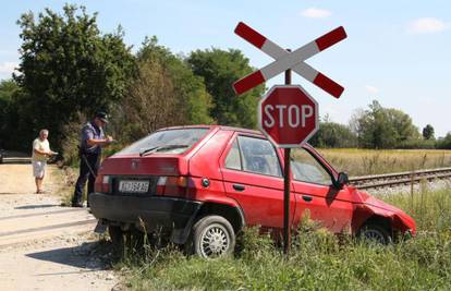 Izvukao se bez ozljeda: Vlak smrskao auto kod Koprivnice