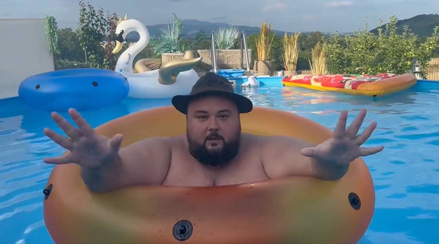 Jacques Houdek uskočio u bazen pa odradio aerobik s luftićem: 'Šlaufek sim, šlaufek tam...'