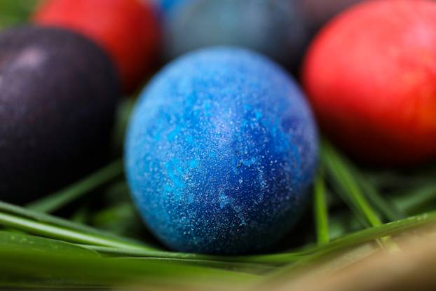 Svjetlucave pisanice kuhane u crnom i bijelom vinu i obojane prirodnim bojama