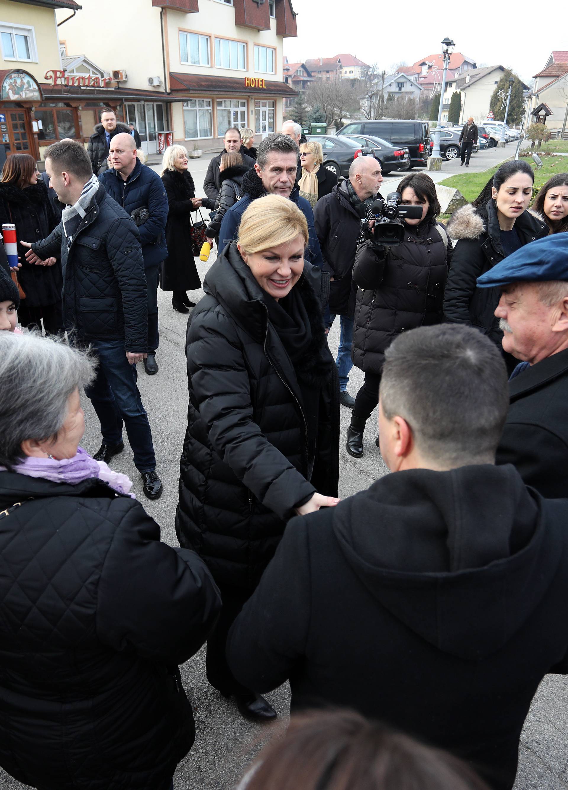 Kolinda polagala vijence, palila svijeće i slavila Novu godinu