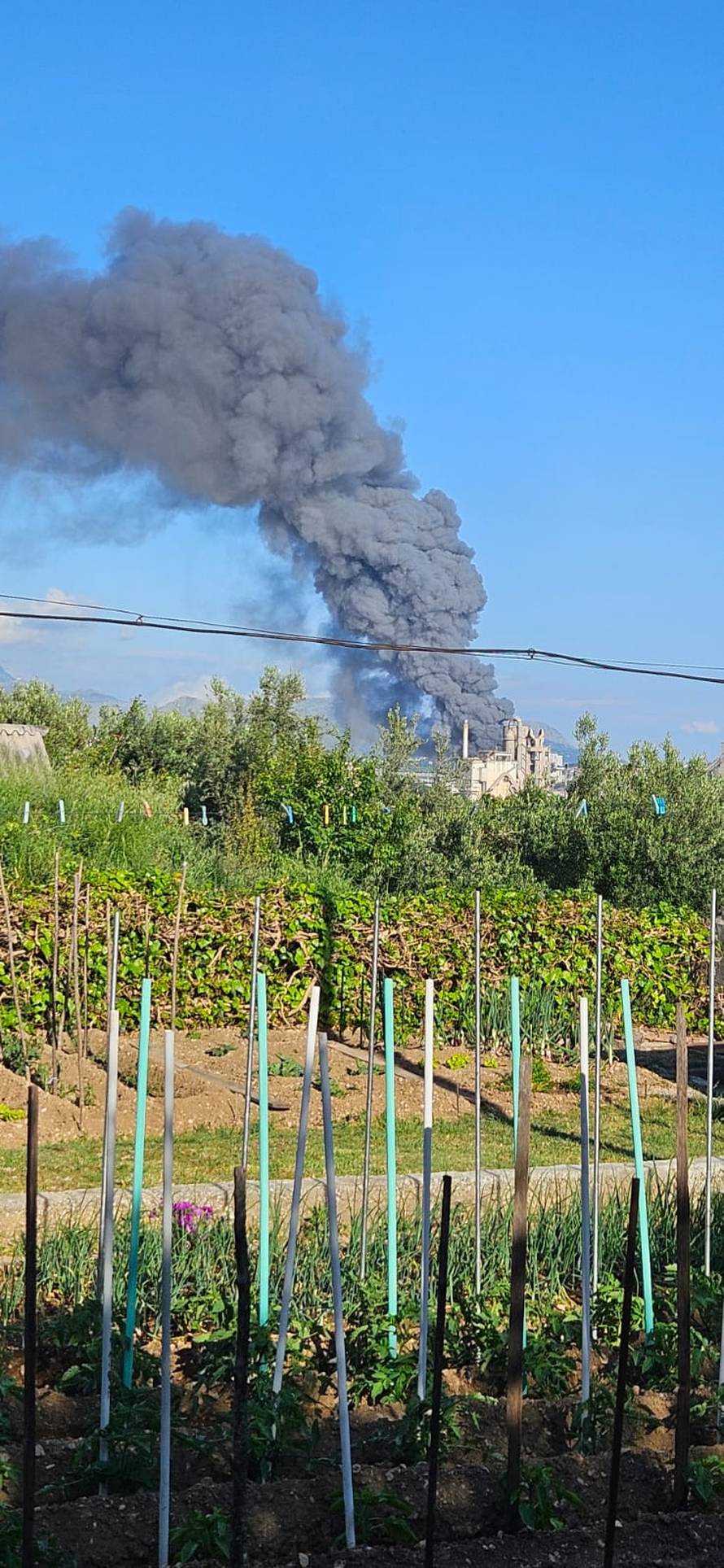 FOTO Požar u Kaštel Sućurcu još nisu proglasili ugašenim, rade na sanaciji. Šteta će biti velika?