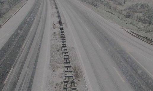 FOTO Stiglo veliko zahlađenje, gusti snijeg zatrpava ceste. Upaljen je i crveni meteoalarm