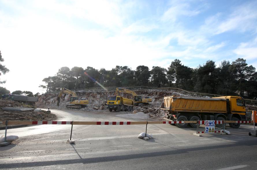 Bagerom prešao preko zaostale mine: Oštećeno je šest auta...