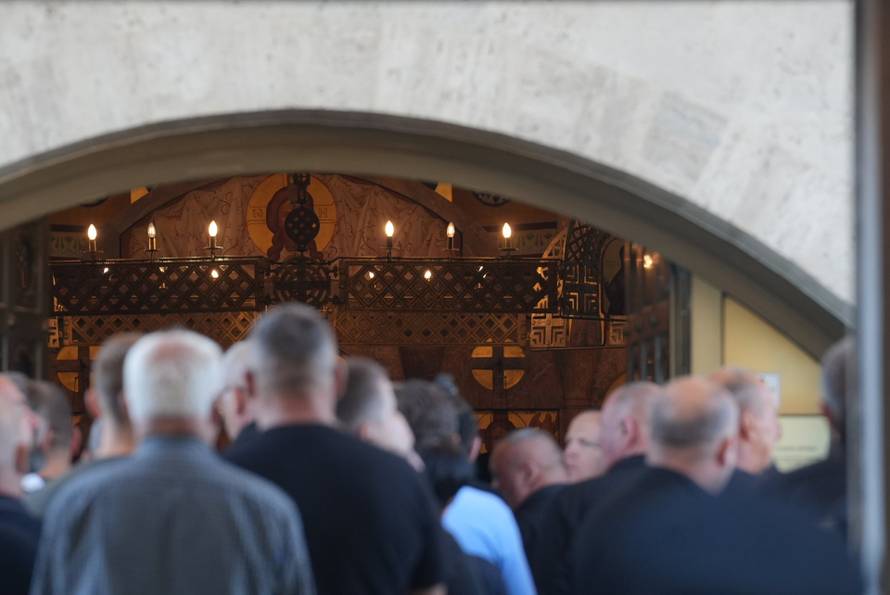 Beograd: Brojni građani došli odati počast ratnom zločincu Ratku Mladiću