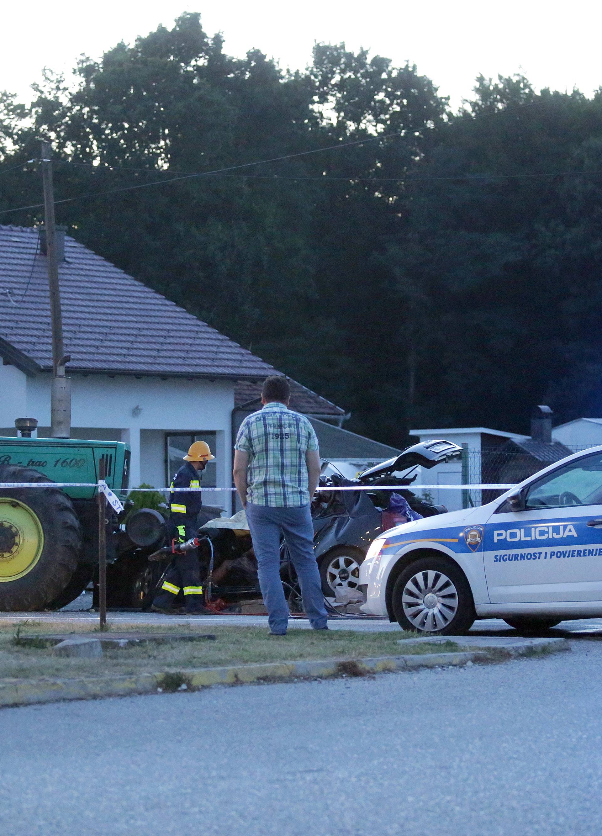 U sudaru dva automobila i traktora poginuli su otac i sin
