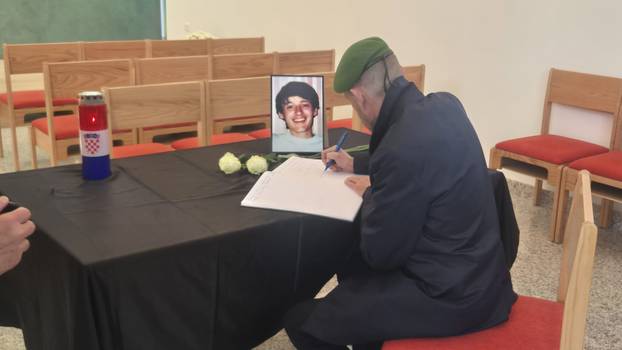 FOTO Posljednji ispraćaj heroja Vukovara Nicoliera:  Ljudi stižu iz cijele Hrvatske. Grad je pun...