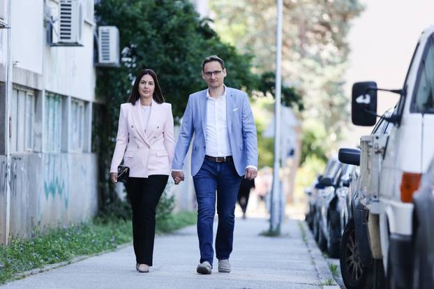 Zadar: Kandidat za gradonačelnika Vučetić  i kandidat za župana Longin  izašli na birališta