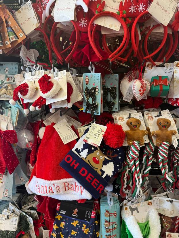 FOTO Trgovci su izvukli božićne ukrase! Pogledajte što se nudi, snježne kugle idu i za 74 eura...