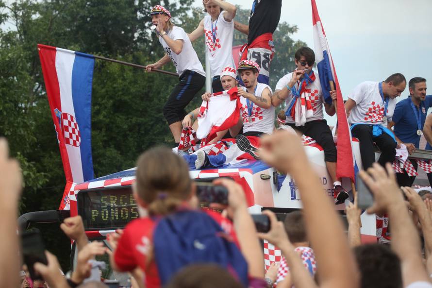 Okupljeni graÄani na Mostu slobode pozdravljaju Vatrene