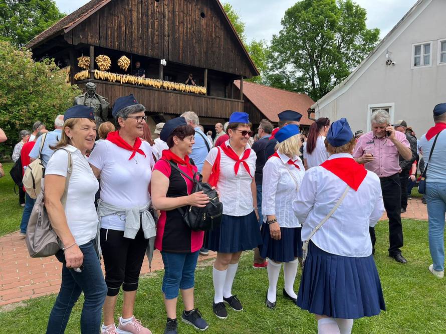 VIDEO Titove uniforme i jugo zastave. Slave Dan mladosti u Kumrovcu. Ovo su prve snimke