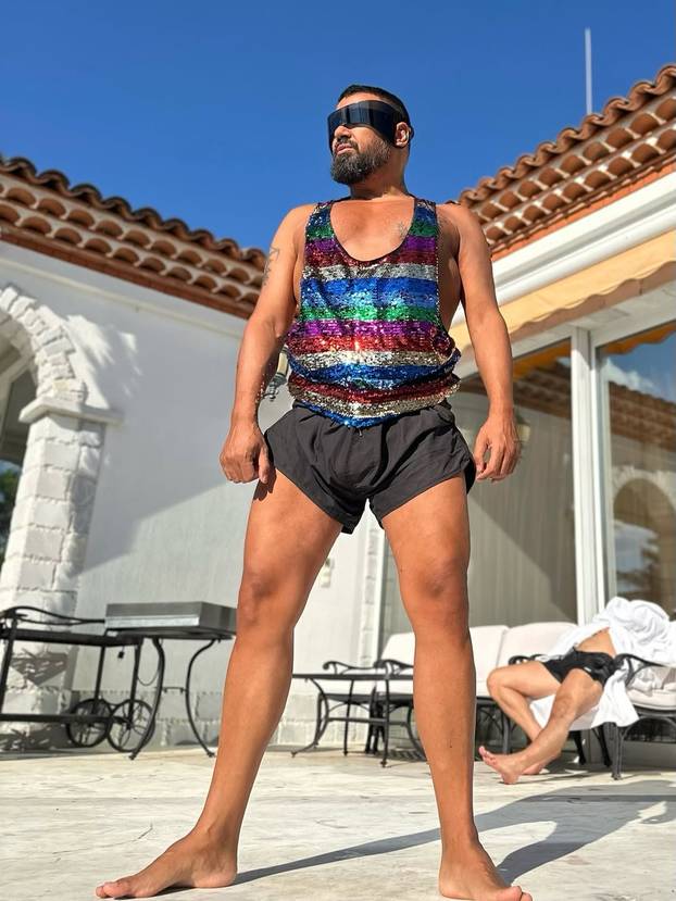 FOTO Ima pjesmu sa Severinom, stavio silikone u prsa, presadio i dlake: Ovako se mijenjao Azis