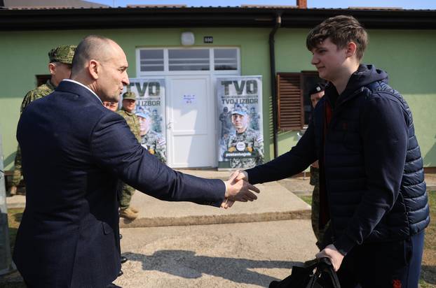 Ministar Anušić i general Kundid na prvom danu TVO-a na Slunju