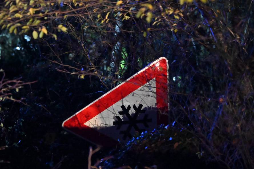 Zadvarje: Četriri osobe ozlijeđene pri sletanju automobila s ceste u provaliju