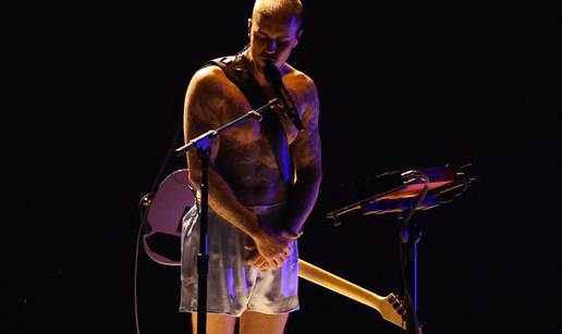 Bieber pjevao u boksericama na dodjeli Grammyja: 'Ovaj &ccaron;ovjek treba pomo&cacute;, to je ba&scaron; tu&zcaron;no'