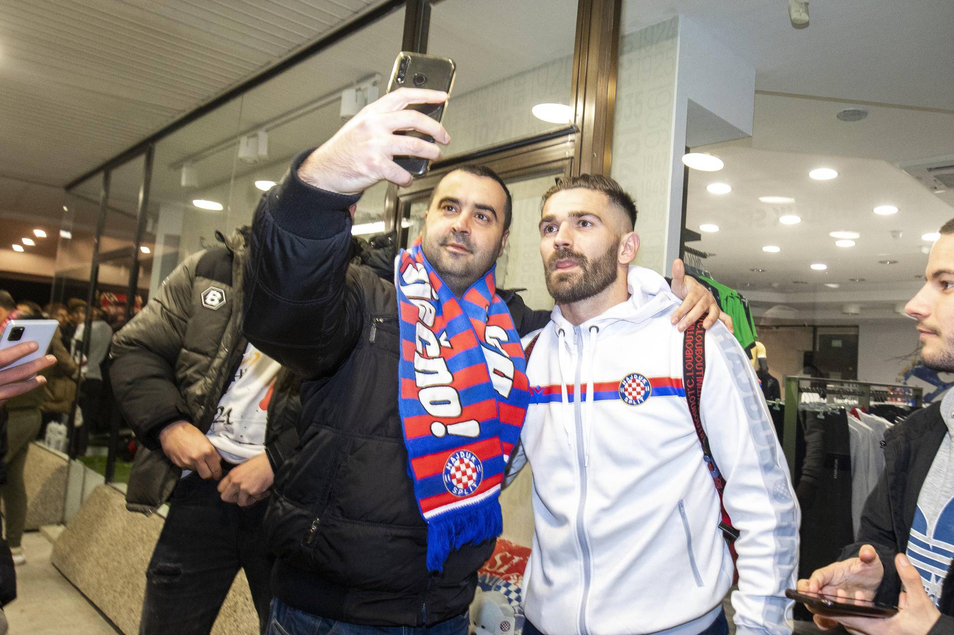 Navijači priredili doček igračima Hajduka koji su slavili u derbiju s Dinamom