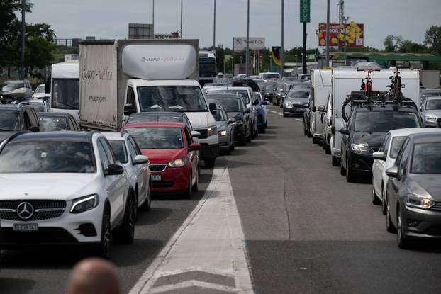 Zagreb: Velike prometne gužve na naplatnoj postaji Lučko u oba smjera