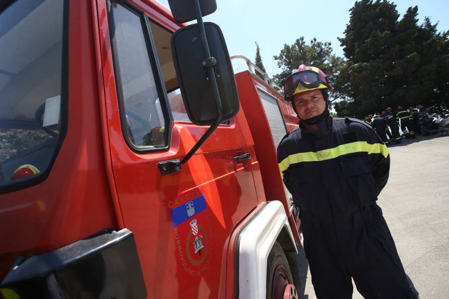 Trojica vatrogasaca ozlijeđena u nesreći, još jedan kolabirao