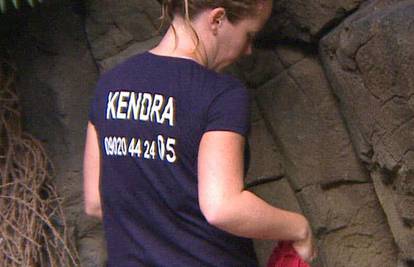 Kendra se osjeća ugroženo uz kolegice pa je pokazala guzu