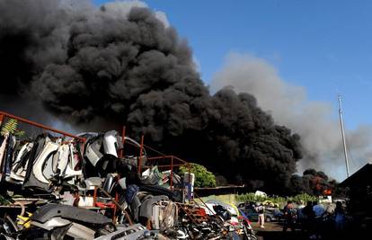 U požaru skladišta u Rimu izgorilo 1000 automobila