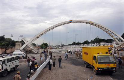Srušio se pješački most u New Delhiju, 19 ozlijeđenih