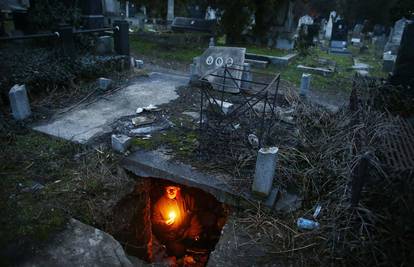 U grobnici živi 15 godina: 'Od spavanja u grobu gora je glad'
