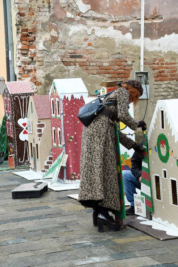 Sisak: Postavljanje adventskih kućica koje su napravila djeca