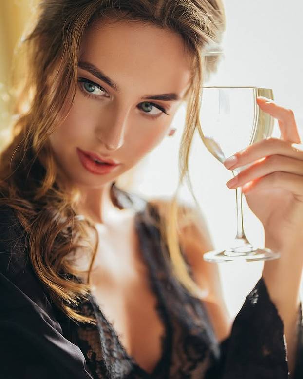 FOTO Ima božansku ljepotu! Ovo je žena koju zovu Afroditom