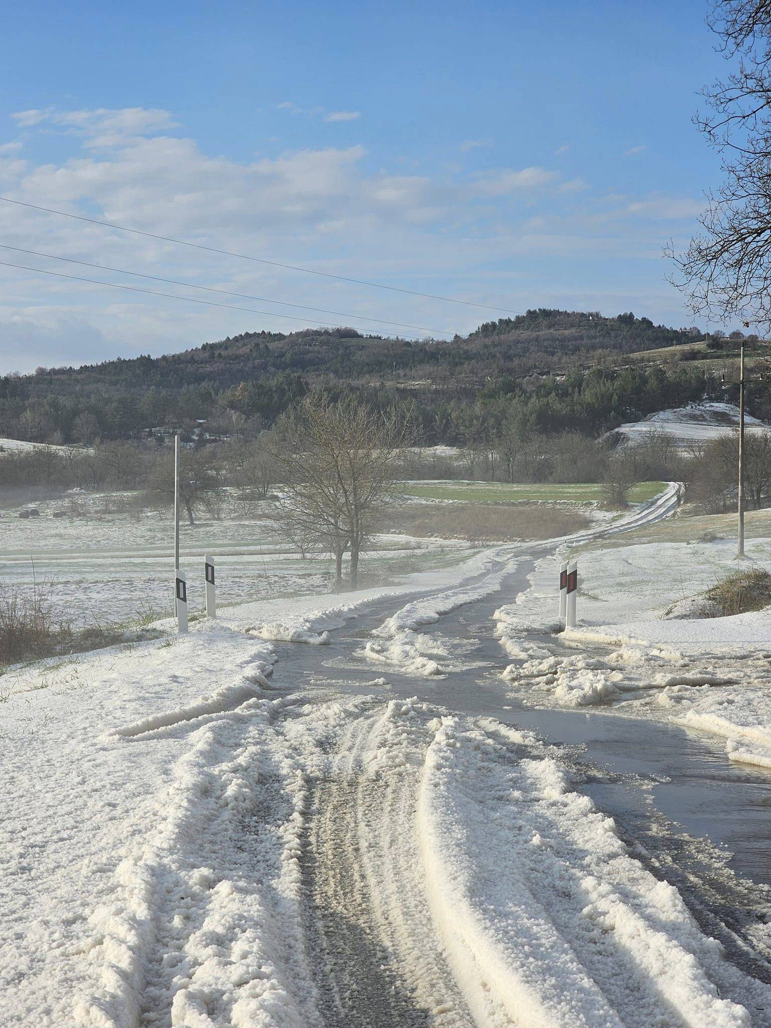 FOTO Ne, ovo nije snijeg: Jaka tuča zatrpala ceste usred Istre