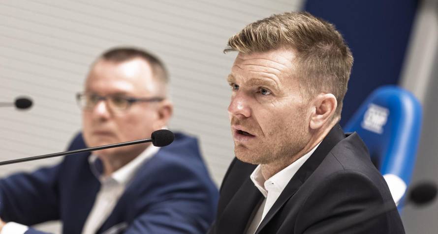 Osijek: NK Osijek predstavio novoga trenera Simona Rožmana