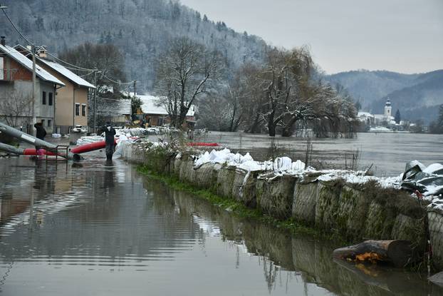 Hrvatska Kostajnica: Visok vodostaj rijeke Une povećava rizik od poplava