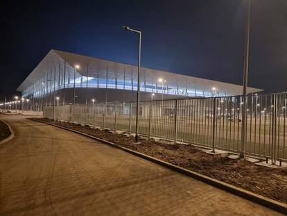 FOTO Zasjala rasvjeta na novom stadionu Osijeka. Uskoro gotov