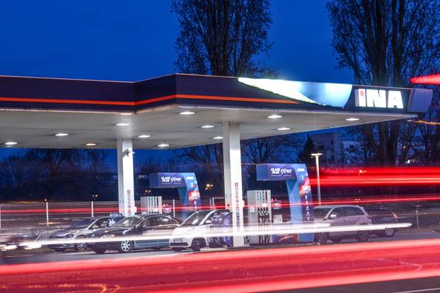 Zagreb: Gužve na benzinskim postajama zbog sutrašnjeg poskupljenja goriva