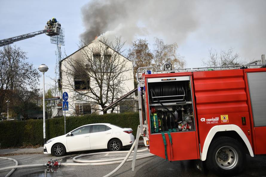 Zagreb: Vatrogasci gase požar na obiteljskoj kući u Maksimiru