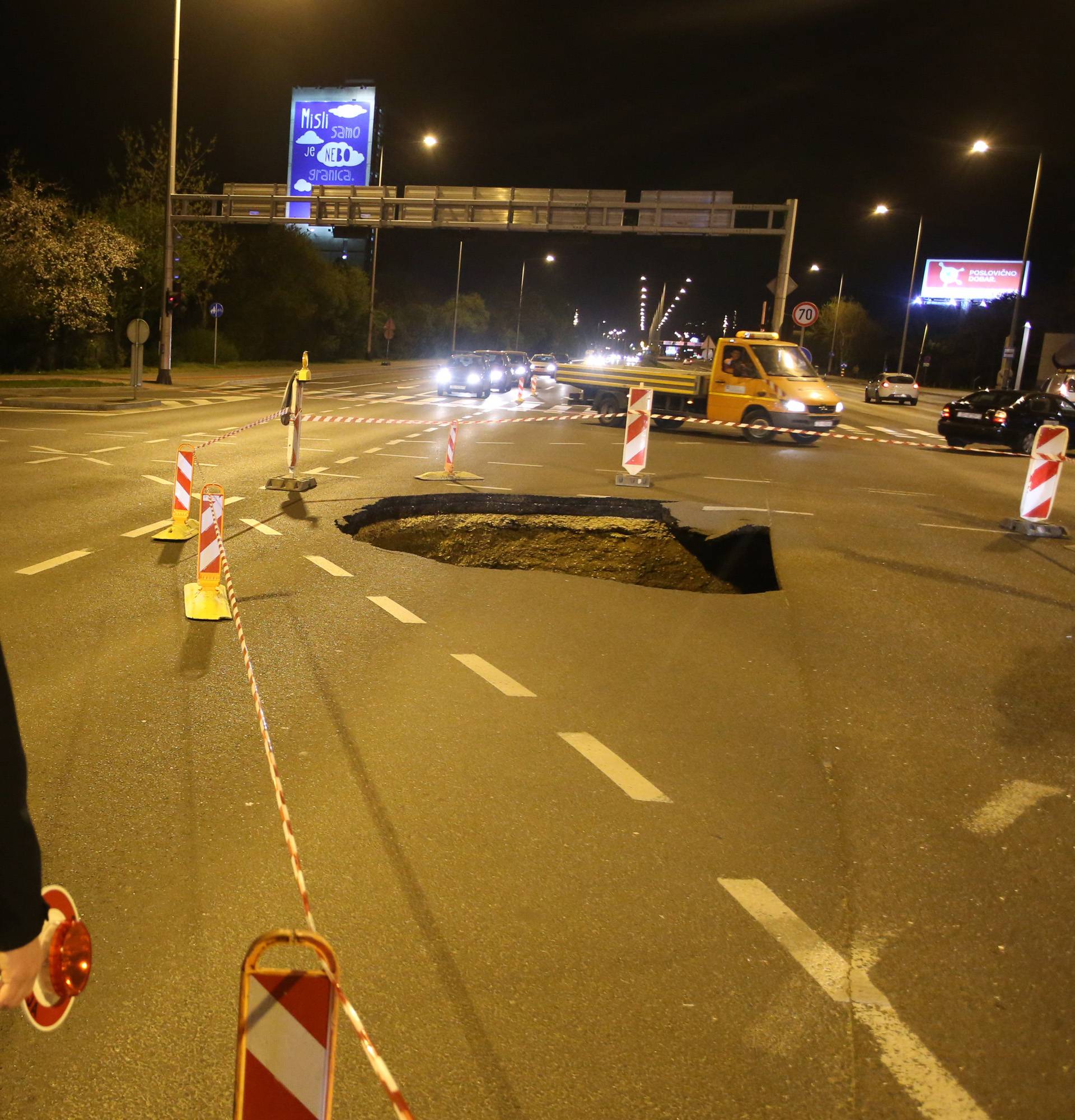 Urušilo se tlo usred raskrižja u Zagrebu, ostala ogromna rupa