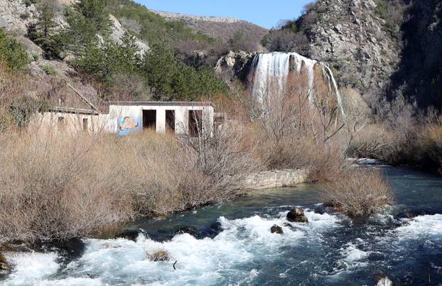 Knin: Slap Kr?i?, poznatiji kao Topoljski buk ili Veliki buk ukrašen dugom