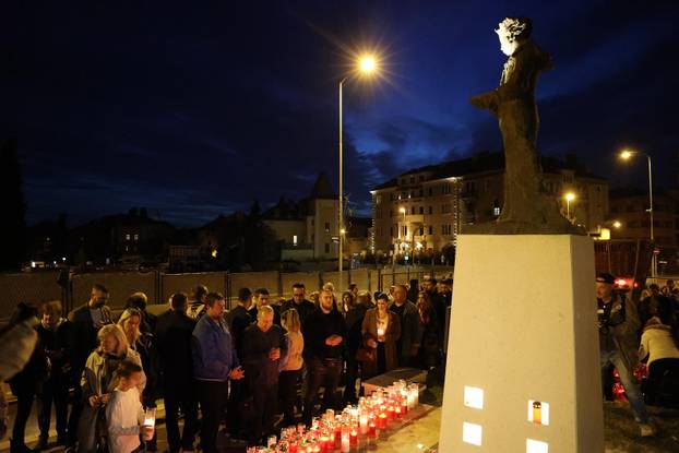 Split: Odana  počast svim žrtvama Vukovara kraj spomenika „I u mom gradu Vukovar svijetli“