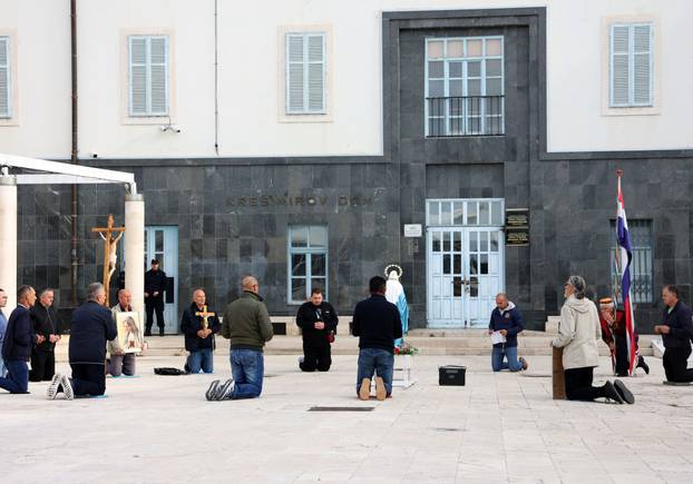 Šibenik: Molitelji krunice ispred Gradske uprave